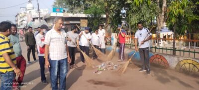 स्वच्छता अभियान के तहत सफाई कर, स्वच्छता दूतों को पहनाई माला 2 IMG 20211002 WA0294