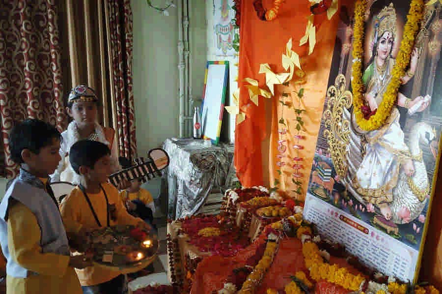 ज्ञान की देवी का आशीर्वाद मिला बचपन को ज्ञान की देवी का आशीर्वाद मिला बचपन को