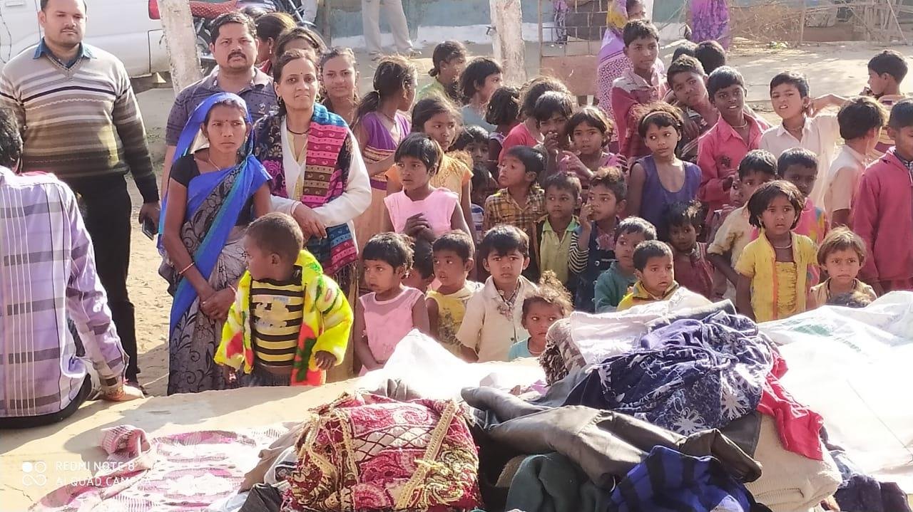 नारी जागृति मंच ने आदिवासी ग्रामों किया कपड़ों का वितरण नारी जागृति मंच ने आदिवासी ग्रामों किया कपड़ों का वितरण