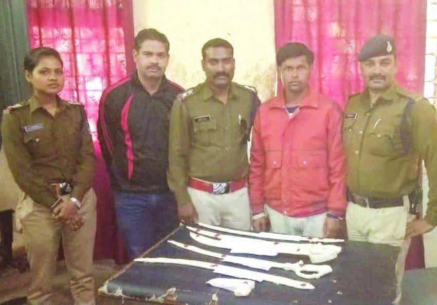 देसी पिस्टल और तलवार सहित एक गिरफ्तार देसी पिस्टल और तलवार सहित एक गिरफ्तार