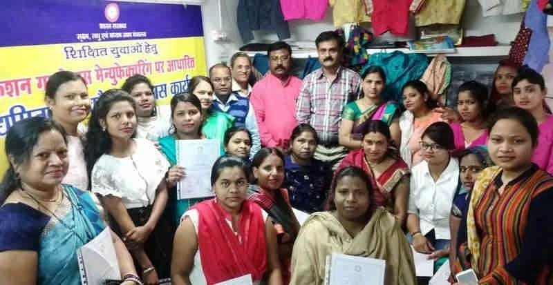 कौशल विकास अंतर्गत गारमेंट्स का प्रशिक्षण कौशल विकास अंतर्गत गारमेंट्स का प्रशिक्षण