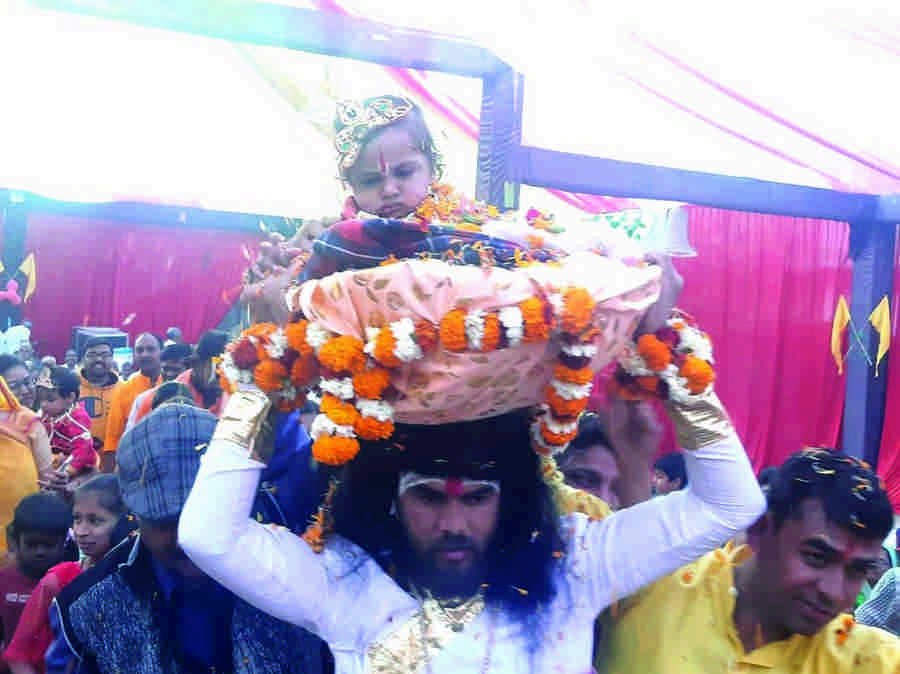 श्रीमद् भागवत कथा में कृष्ण जन्म पर झूम उठे श्रद्धालु श्रीमद् भागवत कथा में कृष्ण जन्म पर झूम उठे श्रद्धालु