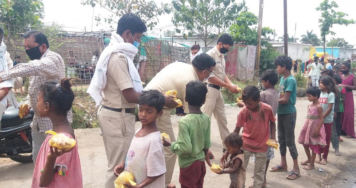 गरीबों के लिए पुलिस और किसान आए आगे गरीबों के लिए पुलिस और किसान आए आगे