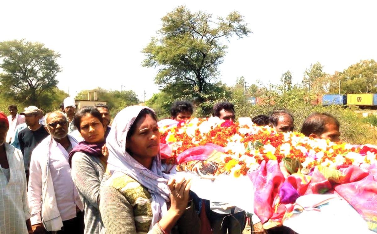 बेटियों ने दिया मां को कंधा, मुखाग्नि दी बेटियों ने दिया मां को कंधा, मुखाग्नि दी