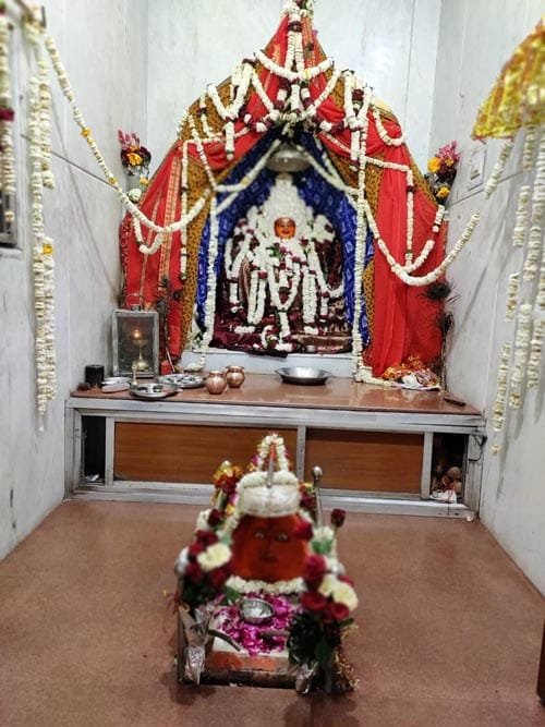 पुजारी कर रहे माता का आकर्षक श्रंगार पुजारी कर रहे माता का आकर्षक श्रंगार