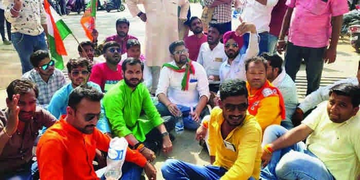 तहसीलदार को तवा पुल पर साथ ले गए, धरने पर बैठे कार्यकर्ता तहसीलदार को तवा पुल पर साथ ले गए, धरने पर बैठे कार्यकर्ता