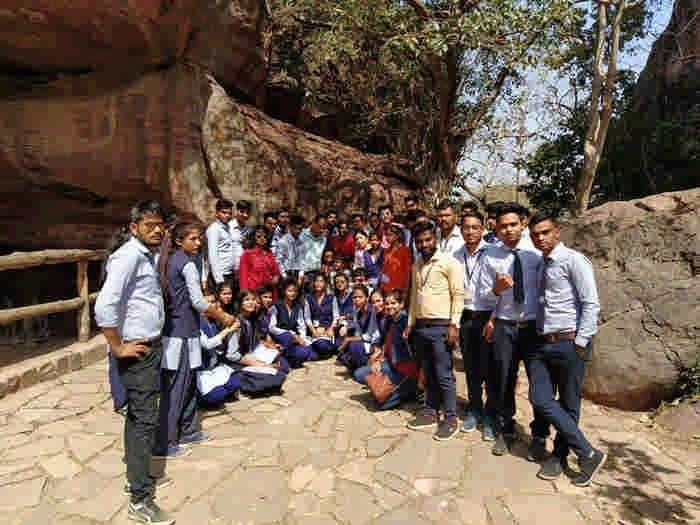 इतिहास के प्रमाणिक दस्तावेजों से संवाद की यात्रा 1 hbad6320 1