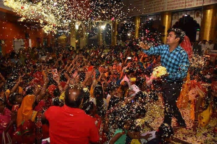 राधा संग कृष्ण ने खेली फूलों की होली राधा संग कृष्ण ने खेली फूलों की होली