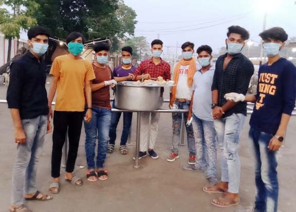 जरूरतमंदों को भोजन वितरित किया 1 10 it 7