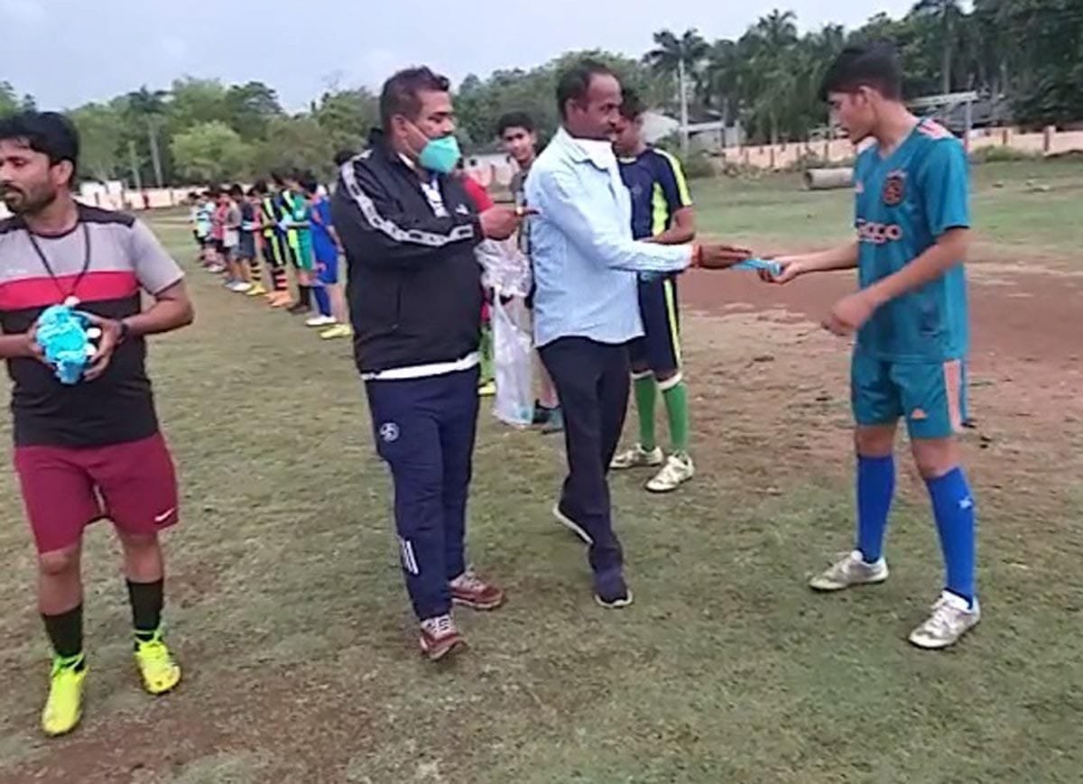 रेलवे मैदान पर बच्चों को सिखाये जा रहे फुटबाल के गुर 1 IMG 20200616 WA0011
