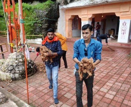गंदगी भारत छोड़ो के तहत जय हो समिति ने तिलक सिन्दूर में चलाया सफाई अभियान 1 01