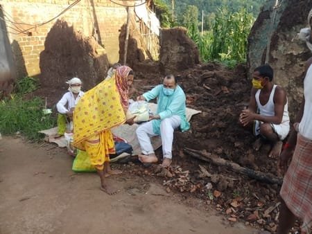 बाढ़ ग्रस्त लोगों की मदद की बाढ़ ग्रस्त लोगों की मदद की