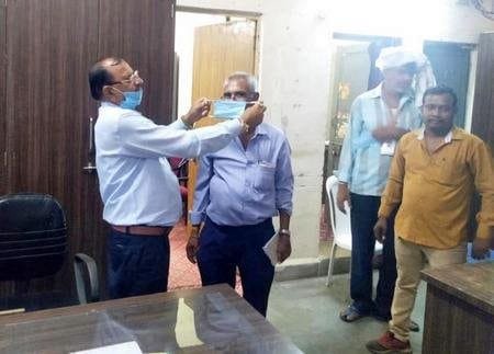 राजस्व शाखा के कर्मचारियों को मास्क वितरण 1 mask Distribution