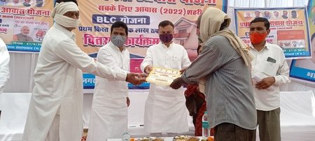 प्रधानमंत्री आवास के हितग्राहियों को राशि के प्रमाण पत्र दिये 1 0222 1