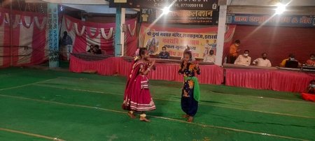 प्रतियोगिता में बच्चे दे रहे आकर्षक नृत्य की प्रस्तुति 1 01 2 1