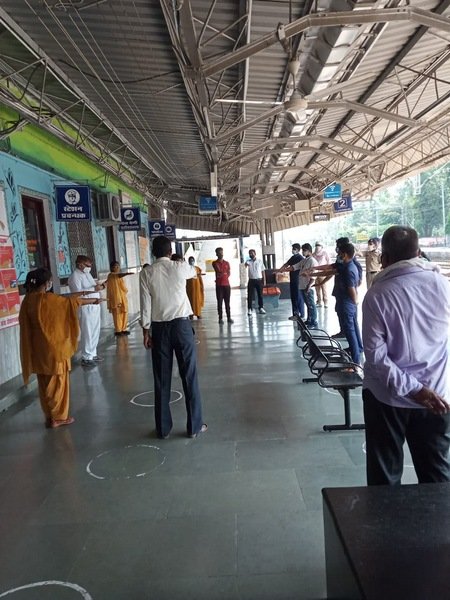 स्टेशन प्रबंधक ने रेल कर्मियों को दिलाई शपथ 1 HBD