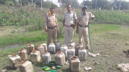 चालीस हजार की शराब और महुआ लाहन जब्त 1 Sharab