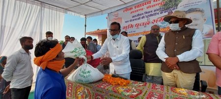 ग्रामीणों को राशन पर्ची का वितरण किया ग्रामीणों को राशन पर्ची का वितरण किया