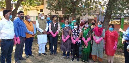 विधायक मिले श्रमदान करने वाले वालिंटियर्स से 1 7 it 6
