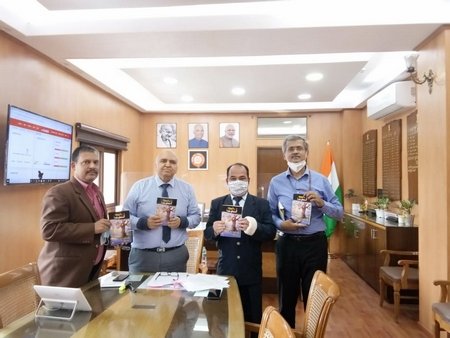 विपिन पवार के नए निबंध संग्रह 'अक्षरों की दुनिया' का विमोचन 1 IMG 20210217 WA0018