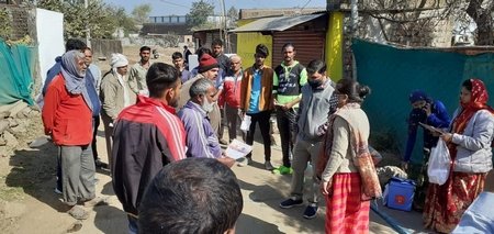 गृहभेंट के तहत सीएमओ ने दी सफाई की सीख 1 Np 1