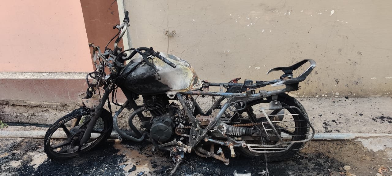 होली की रात बदमाशों ने जलायी घर में रखी मोटर साइकिल