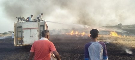 भूसा ट्राली में लगी आग, ग्रामीणों की सजगता से बुझी