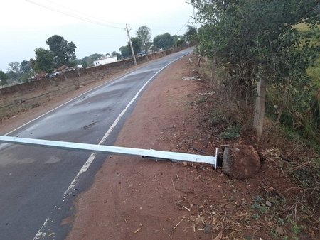 तेज हवा, आंधी में गिरे खंभे 1 IMG 20210313 WA0054