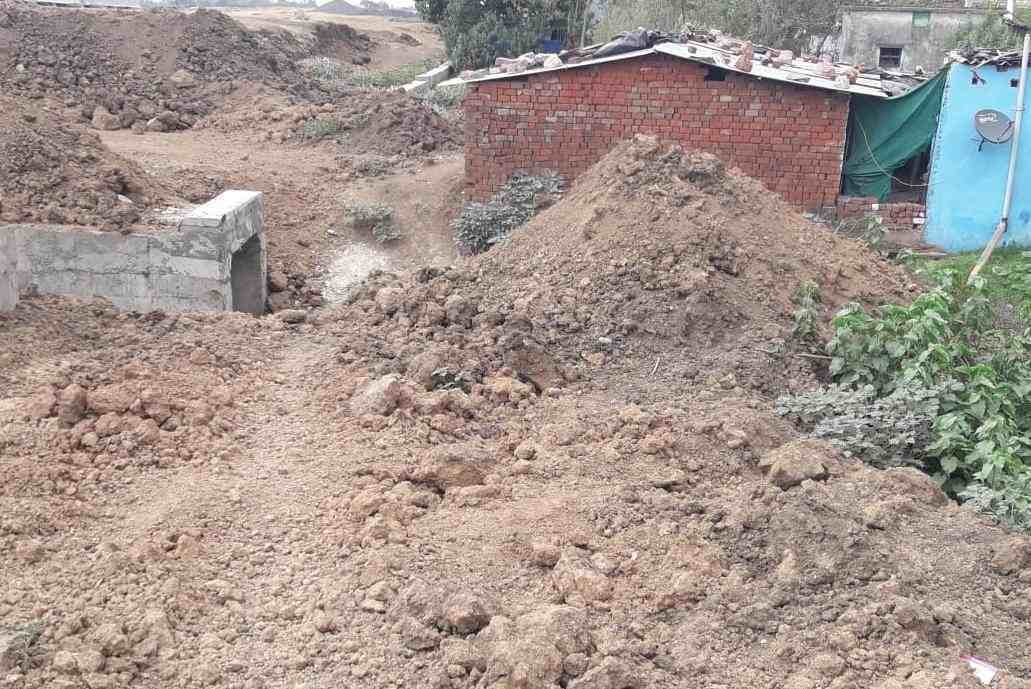 सांसद प्रतिनिधि की पहल पर ईई ने दिये मिट्टी हटाने निर्देश 1 new yard