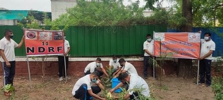एनडीआरएफ भोपाल और प्रशासन ने किया पौधरोपण 1 5 it 11