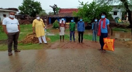 घर जाकर मास्क व सैनिटाइजर प्रदान किया 1 IMG 20210611 WA0003