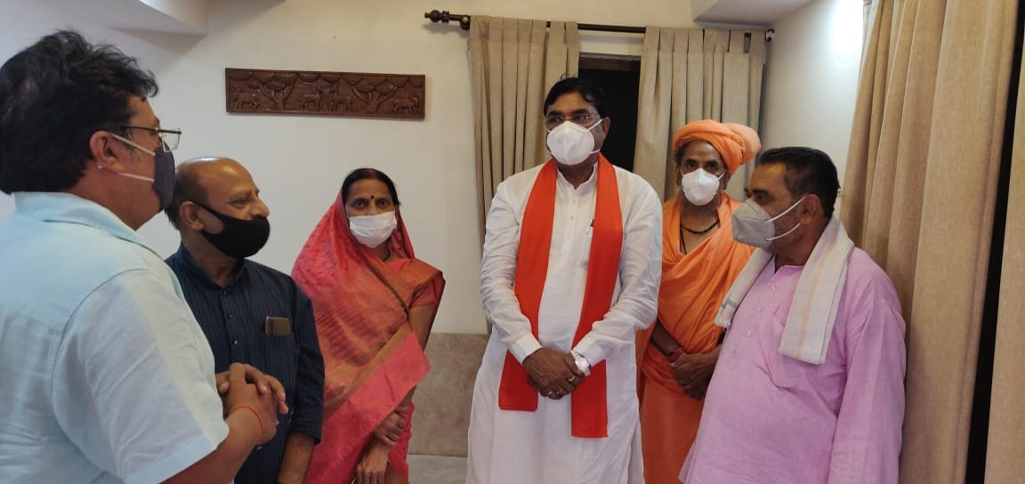 सड़क निर्माण की मांग लेकर मंत्री से मिले पूर्व नपाध्यक्ष 1 PicsArt 06 29 01.57.57