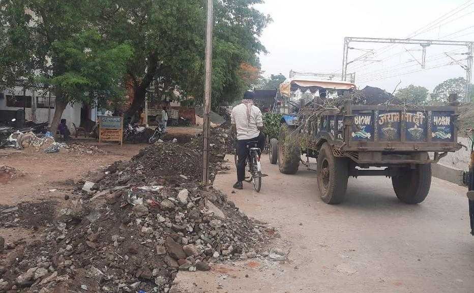 रोड के सोल्डर के लिए रेलवे ने मलबा डालना प्रारंभ किया 1 soldering of the road