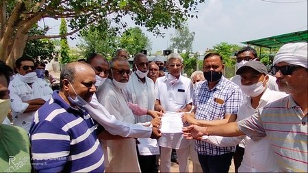 मूंग खरीदी में तेजी आने कांग्रेस ने दिया ज्ञापन 1 12 it 2