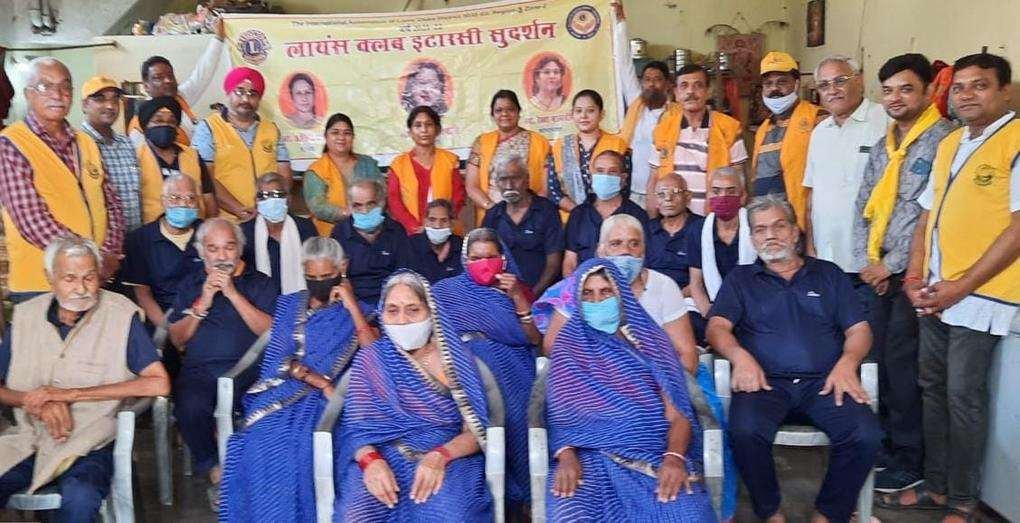 अपनाघर में बुजुर्गों को दिये कपड़े और फल 1 lions club 1
