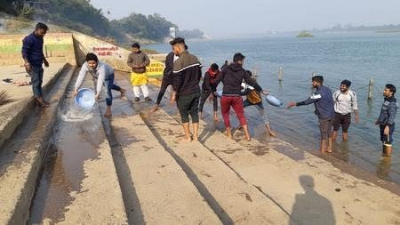 लगातार 121 सप्ताह से कर रहे नर्मदा की सफाई 1 12