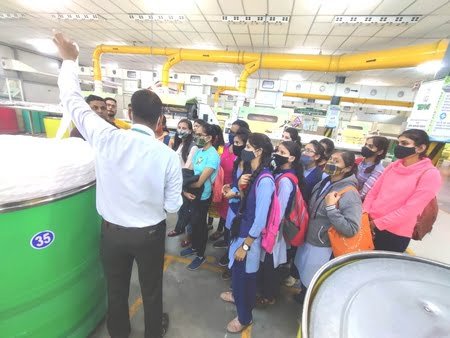 छात्राओं ने किया वर्धमान फैब्रिक्स बुधनी का शैक्षणिक भ्रमण 1 vardhman febric