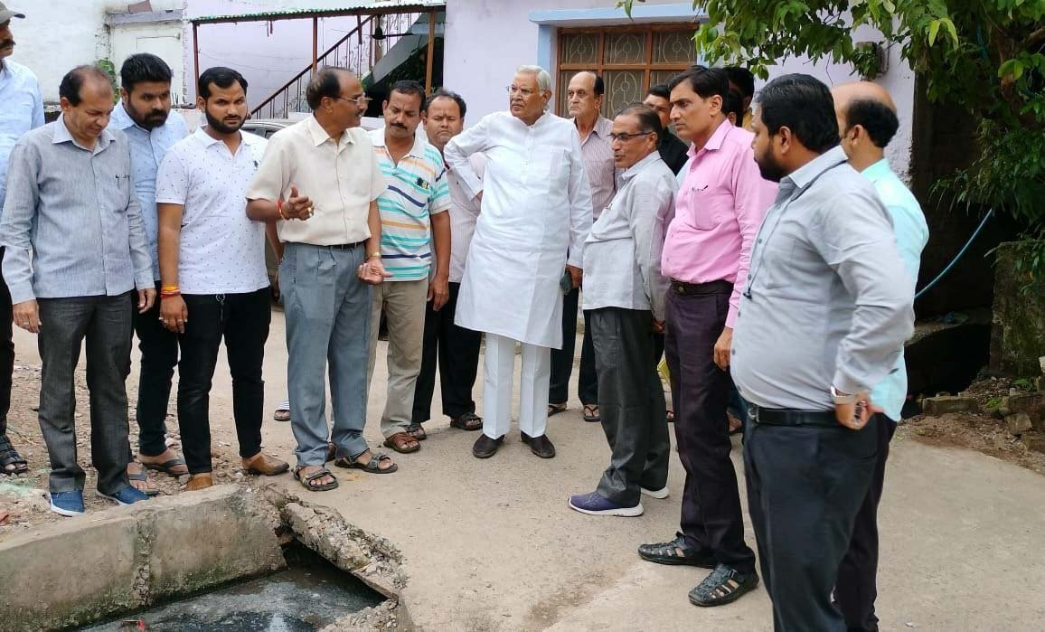 विधायक और नगरपालिका अध्यक्ष ने देखीं वार्ड 11 में समस्याएं 1 MLA VISIT