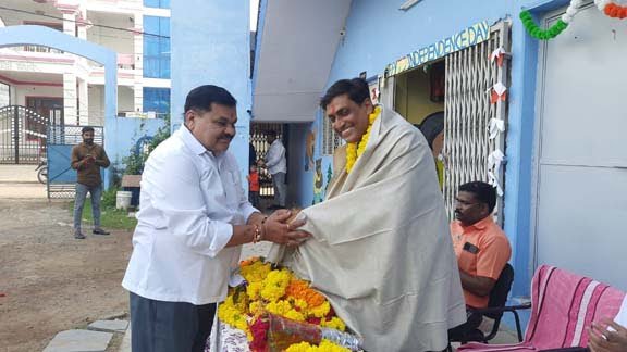 वार्डवासियों ने किया नपाध्यक्ष और उपाध्यक्ष को सम्मानित 1 Samman