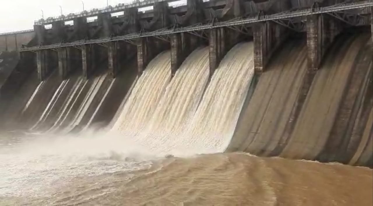 3 gates of Tawa Dam and 11 gates of Bargi Dam opened, water level in Narmada River will increase.