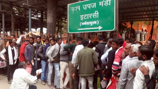 पांच सौ टन यूरिया आया, किसान फिर भी परेशान 1 c02f9089 mandi 2