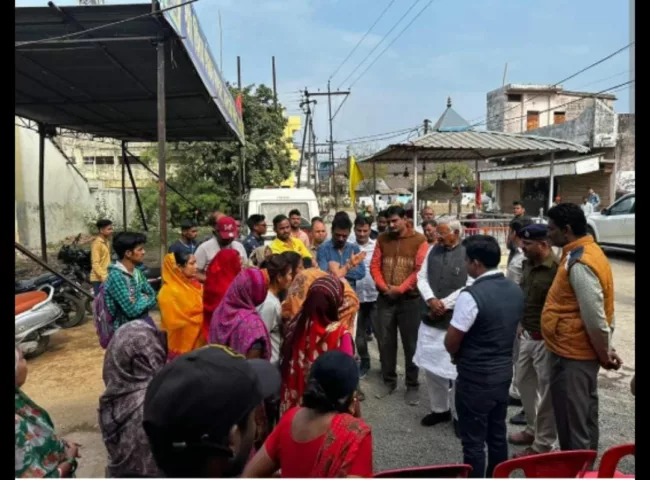 सड़क पर तलवार से केक काटा, सहमे लोगों से मिलने पहुंचे विधायक 1 f0e860ae img 20221215 wa0025