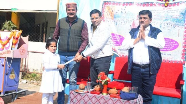 सामूहिक सूर्य नमस्कार के साथ योग, पिरामिड एवं अग्निचक्र का प्रदर्शन 1 27e668d6 saraswati school 2