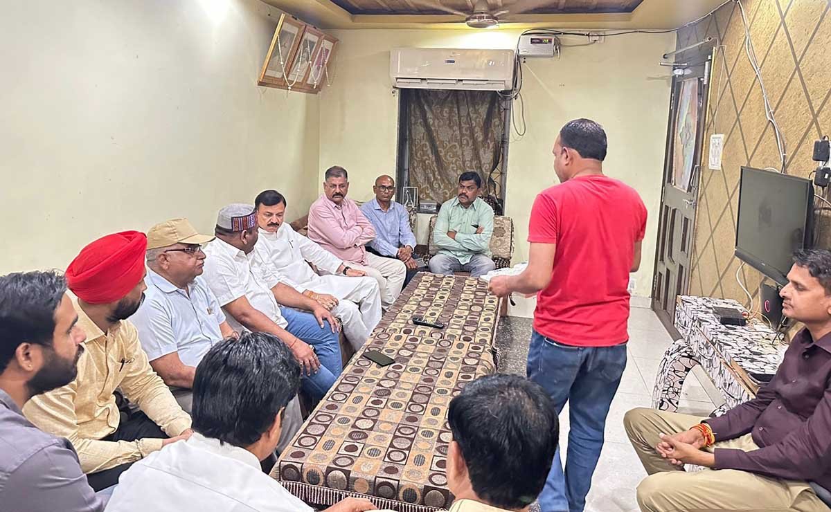 सांसद ने कल्पेश अग्रवाल के यहां पहुंचकर शोक संवेदना व्यक्त की सांसद ने कल्पेश अग्रवाल के यहां पहुंचकर शोक संवेदना व्यक्त की