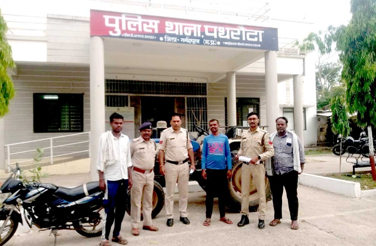 खेत से मालिक का ट्रैक्टर और मूंग लेकर फरार नौकर गिरफ्तार खेत से मालिक का ट्रैक्टर और मूंग लेकर फरार नौकर गिरफ्तार