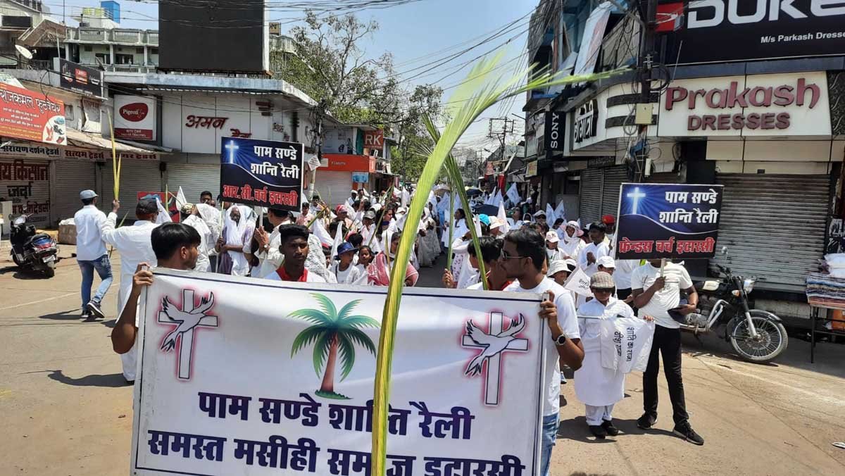 मसीह समाज ने रैली निकालकर दिया शांति, प्रेम और भाईचारे का संदेश मसीह समाज ने रैली निकालकर दिया शांति, प्रेम और भाईचारे का संदेश