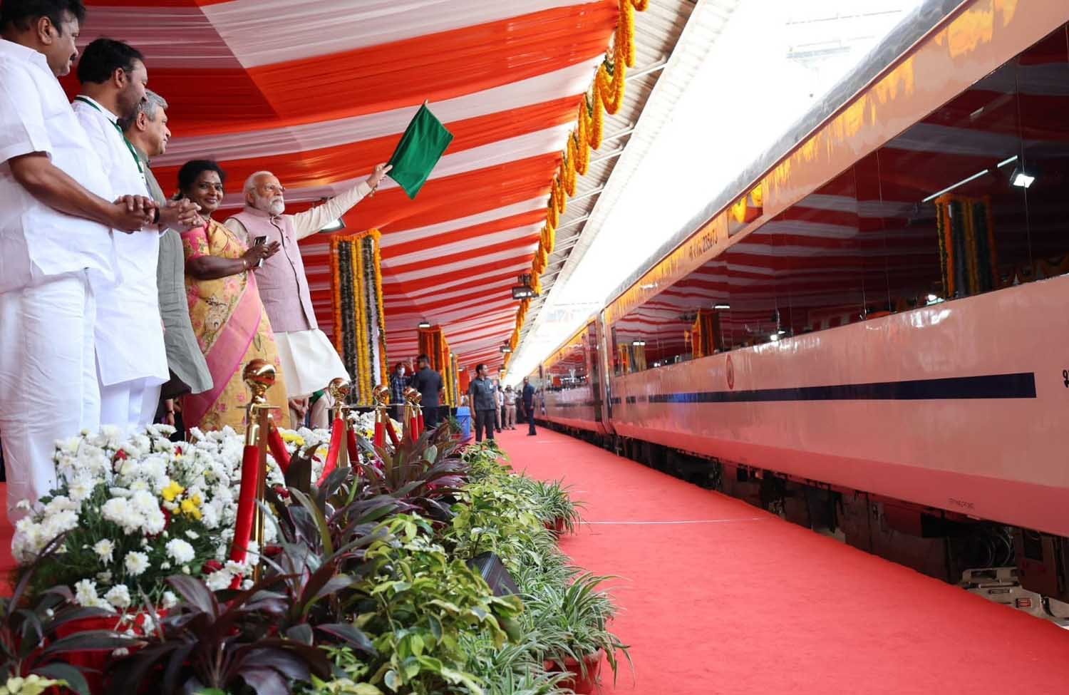 प्रधानमंत्री ने सिकंदराबाद-तिरुपति वंदे भारत एक्सप्रेस को झंडी दिखाकर रवाना किया