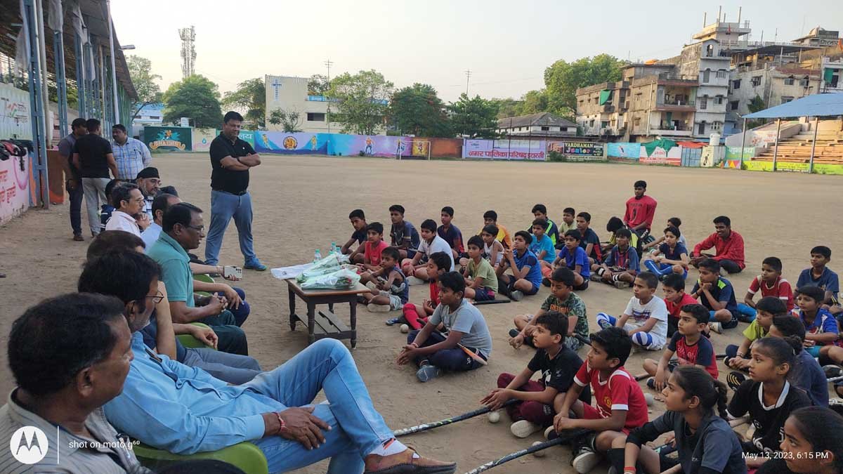 ओलपिंयन अशोक ध्यानचंद ने गांधी मैदान पर बच्चों को दिये हॉकी के टिप्स 1 Ashok Dhyanchand 2