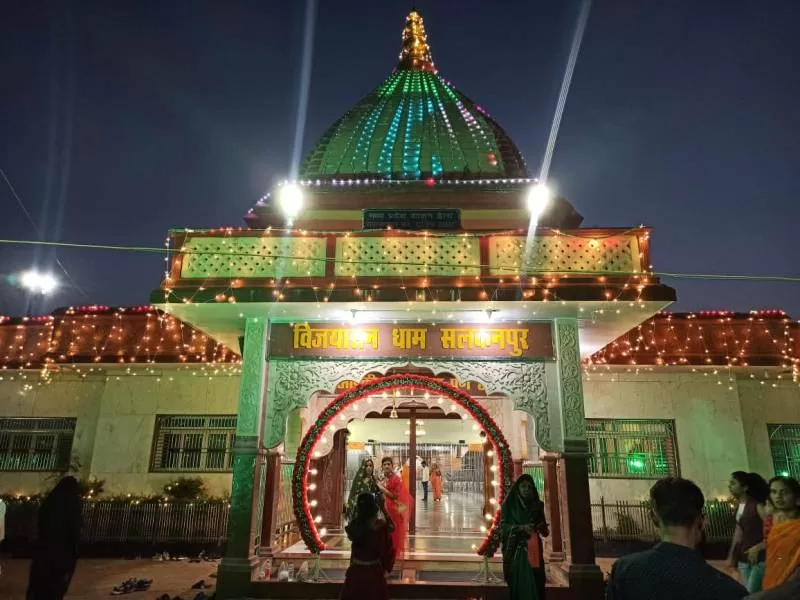 देवी लोक महोत्सव के लिए रंग-बिरंगी रोशनी से सजा देवी विजयासन का भव्य दरबार देवी लोक महोत्सव के लिए रंग-बिरंगी रोशनी से सजा देवी विजयासन का भव्य दरबार