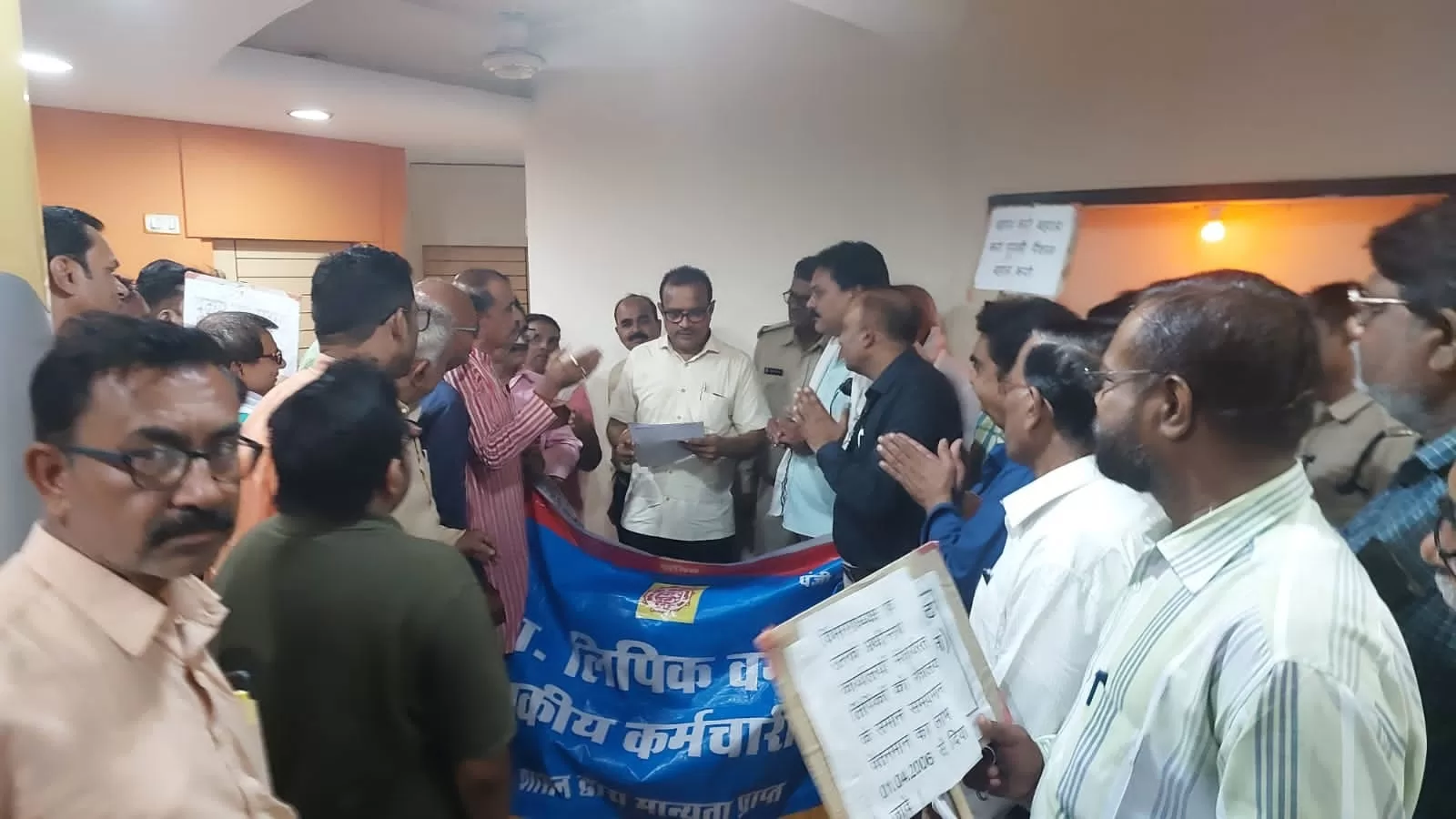17 सू्त्री मांगों के संबंध में कर्मचारी संघ ने विधायक को सौंपा ज्ञापन 17 सू्त्री मांगों के संबंध में कर्मचारी संघ ने विधायक को सौंपा ज्ञापन